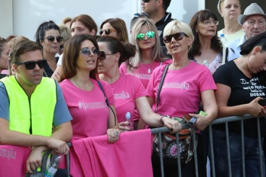 DANAS CESARE, SUTRA DUJE Stotine građana na prosvjedu protiv ovrhe djeteta Nine Kuluz, pridružila im se i Seve